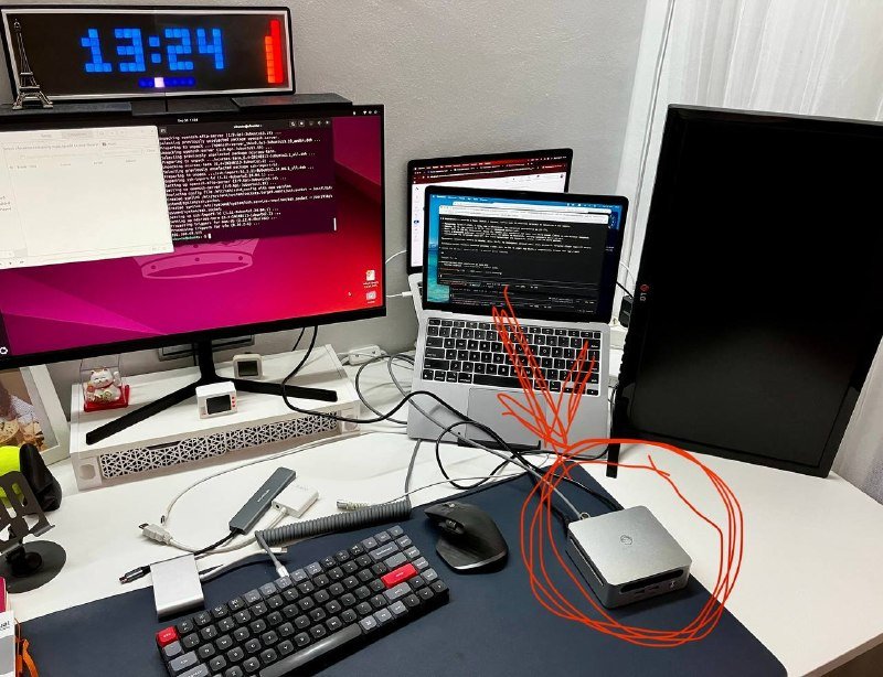 Переезжаю с MacOs на Linux. На фото - новый мини-комп (обведен красным), на…
